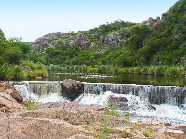 Balneario natural de aguas templadas, ubicado a 8 km. de Mina Clavero, sobre el río Panaholma. Se encuentra entre una quebrada y un liso de piedra de 40 mts.